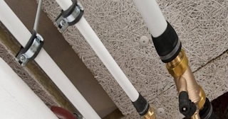 Замена труб водоснабжения в квартире: цена от 2104 руб. - СантехДомСсб